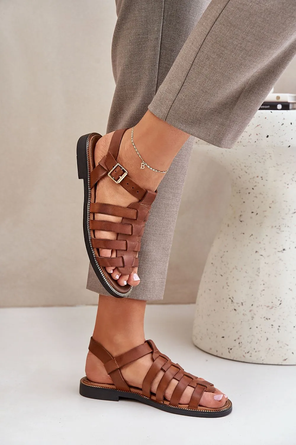 Elegant sandals made of natural leather