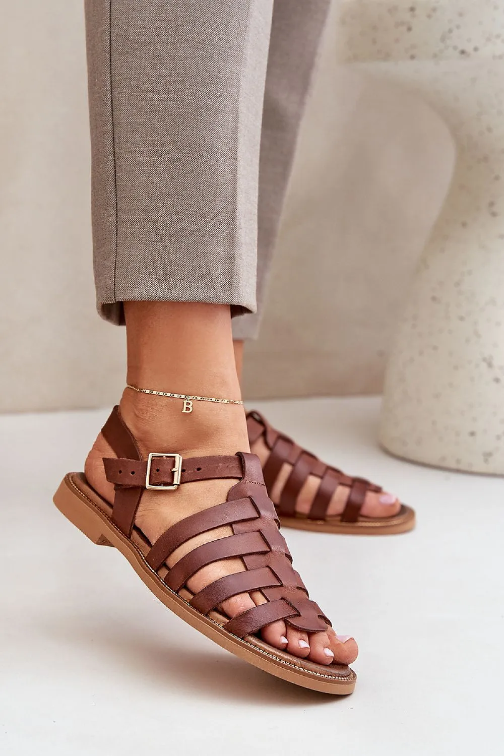 Elegant sandals made of natural leather