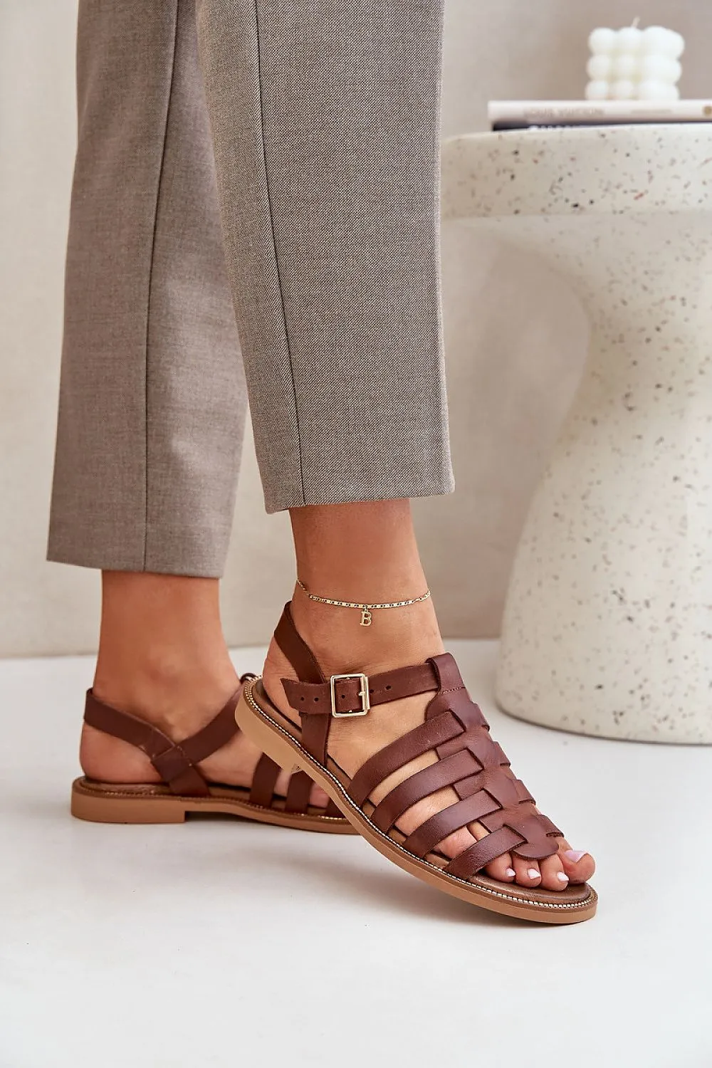 Elegant sandals made of natural leather