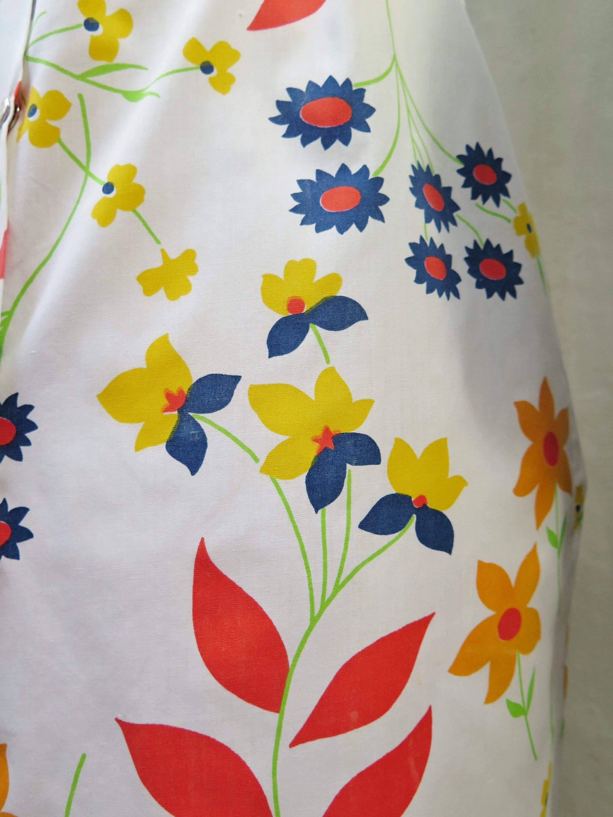 Garden Gardenia | Vintage 1950s 1960s Floral housecoat shirt dress with Snap buttons and Pocket