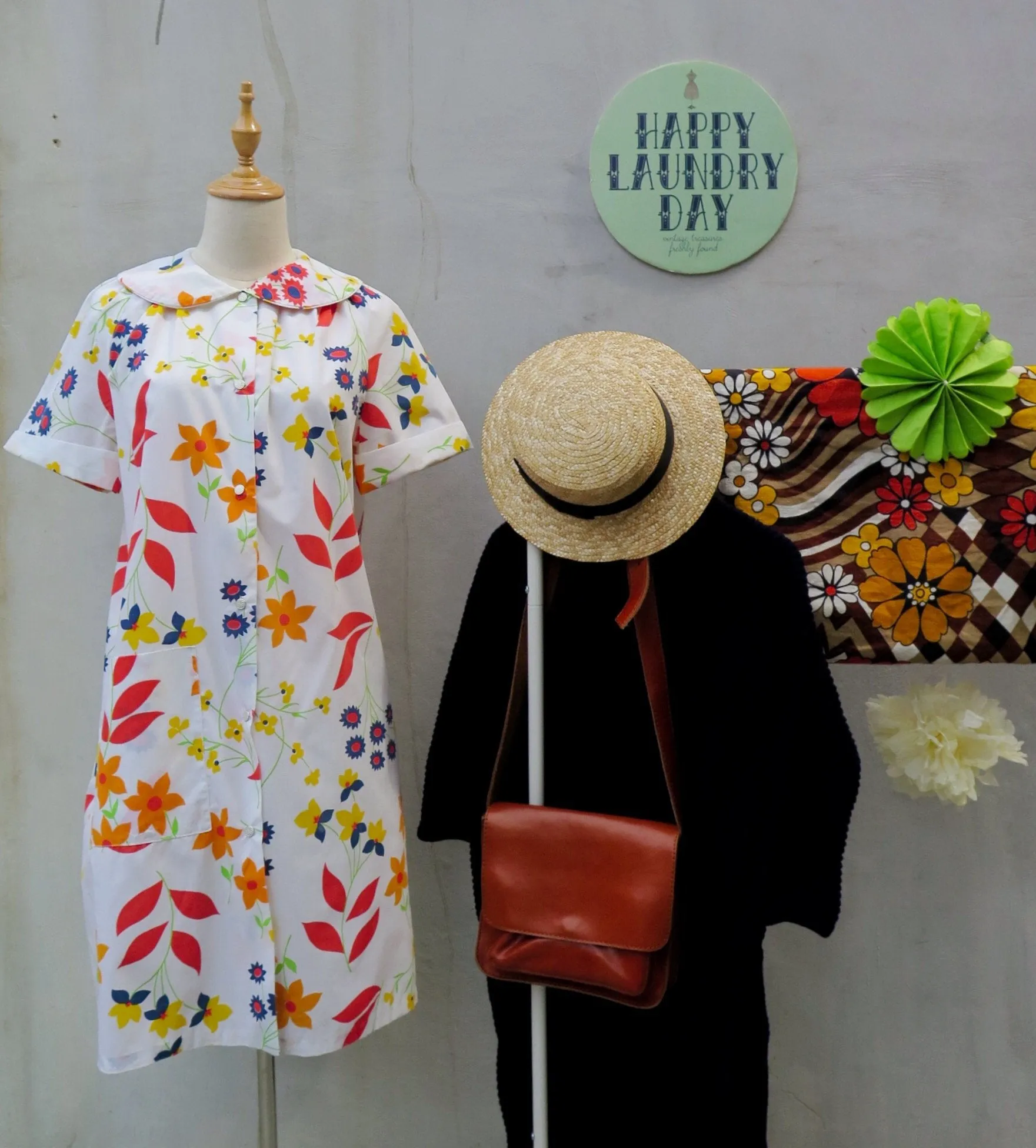 Garden Gardenia | Vintage 1950s 1960s Floral housecoat shirt dress with Snap buttons and Pocket