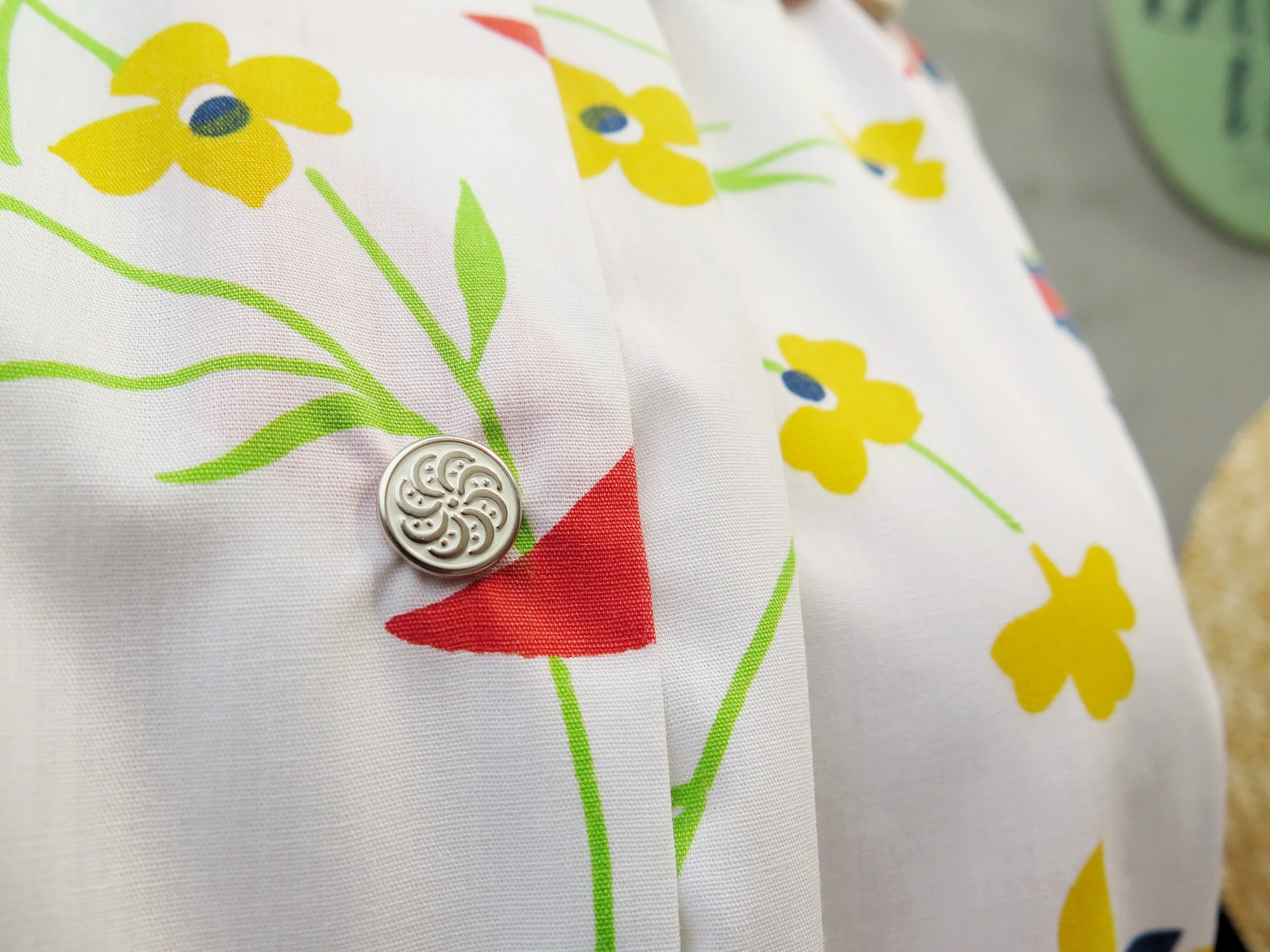 Garden Gardenia | Vintage 1950s 1960s Floral housecoat shirt dress with Snap buttons and Pocket