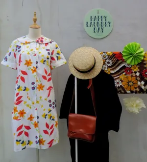 Garden Gardenia | Vintage 1950s 1960s Floral housecoat shirt dress with Snap buttons and Pocket