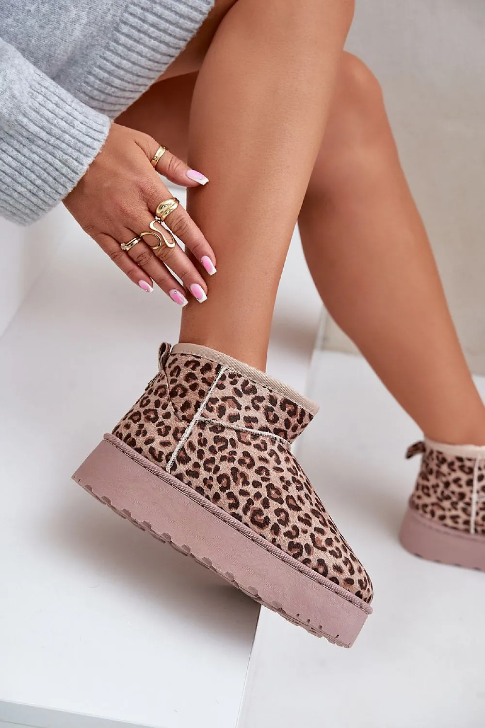 Snow boots