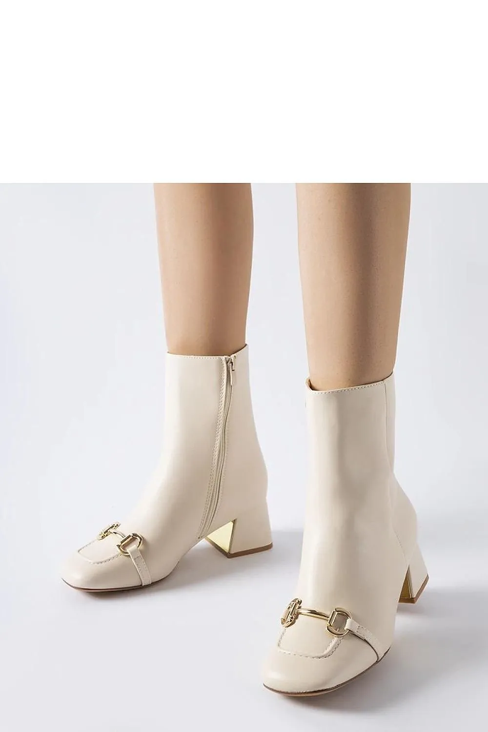 Square toe insulated heel boots