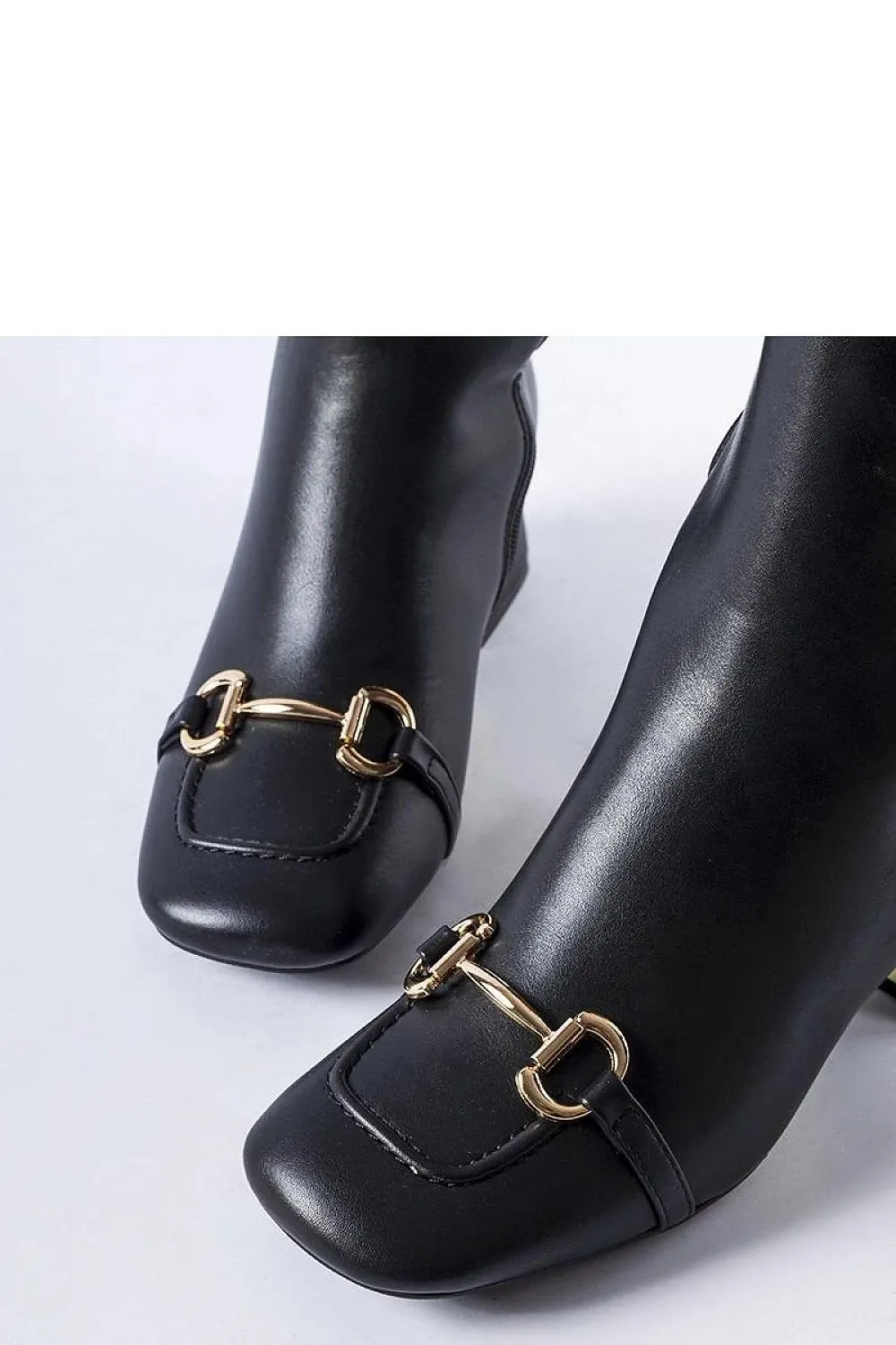 Square toe insulated heel boots
