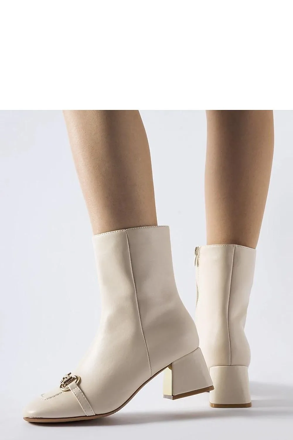 Square toe insulated heel boots